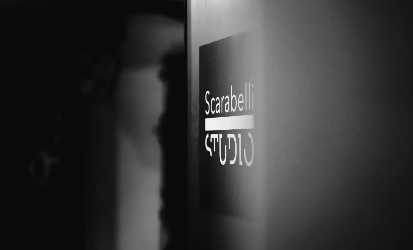 L'insegna di Scarabelli Studio a Paullo